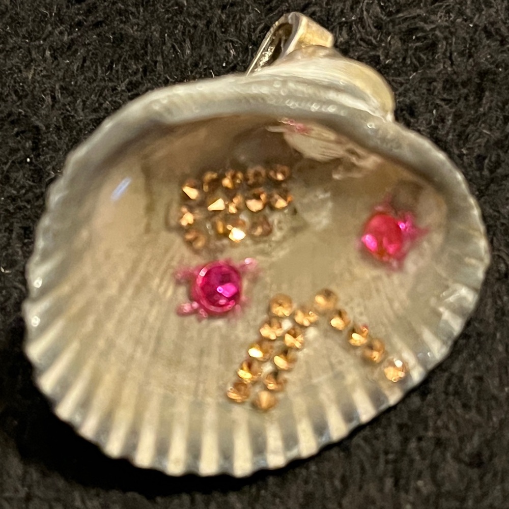 Hand Design Elegant Shell Pendant Charm with Pink and Gold Accents